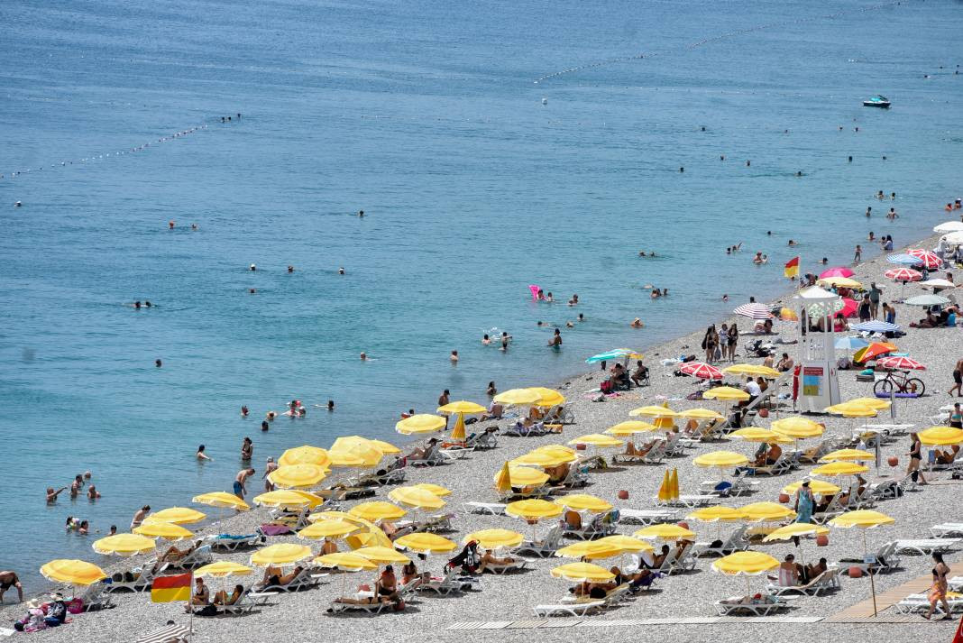 Antalya'da sıcaklık 43,7 dereceye yükseldi. Vatandaşlar sahile akın etti - Resim: 8